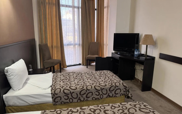 C - Hotel (С - Отель)
