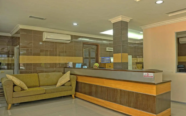 Penarak Bamboo Beach Motel