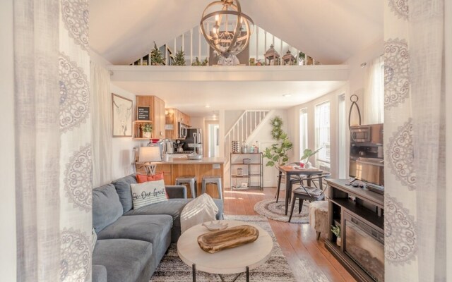 Das Tree Haus 1 Bedroom Home by NW Comfy Cabins by RedAwning