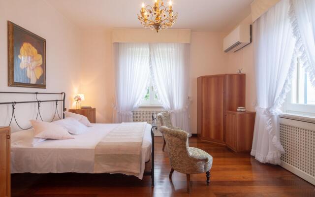 Splendid Villa in Macerata With Pool & Views