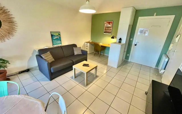 T2 jardinet avec piscine, parking et tennis