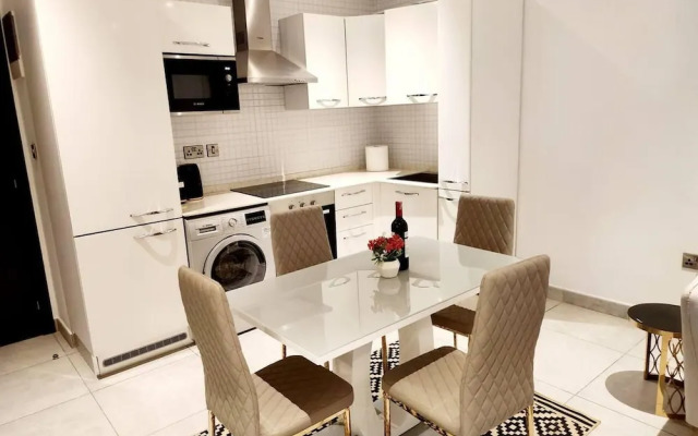 Elegant & Luxury Gem-5 Star Location -pools, Gym!