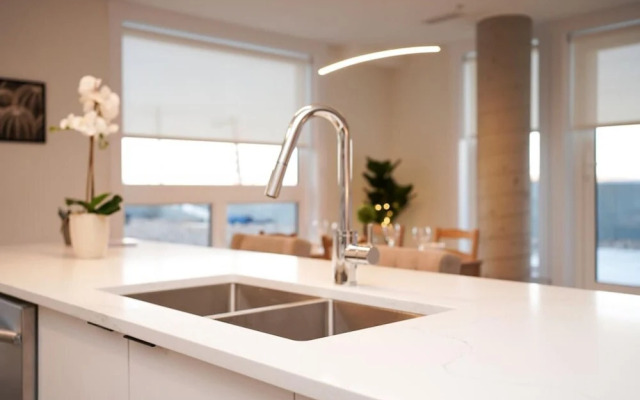 Stylish Modern Condo w Parking Location Coffee