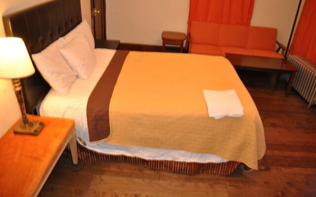 Newark Airport Room with Private Bath