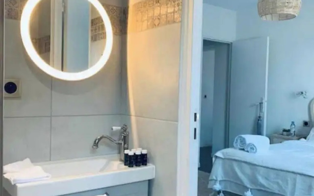 House for 18 People With Cinema Place Morny