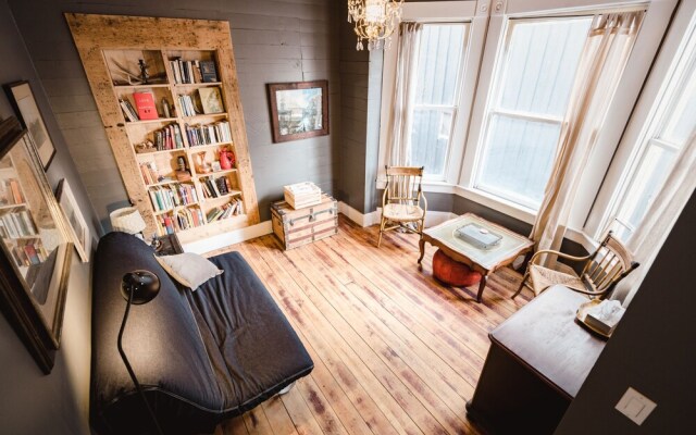 The Gilded Drifter Inn