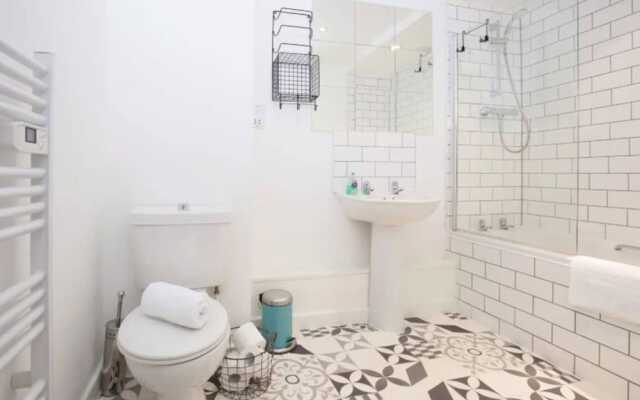 Contemporary 2 Bedroom Midland Mews Apartment