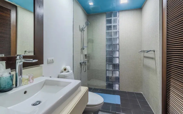 2BR Pool View Short Walk to Beach C254