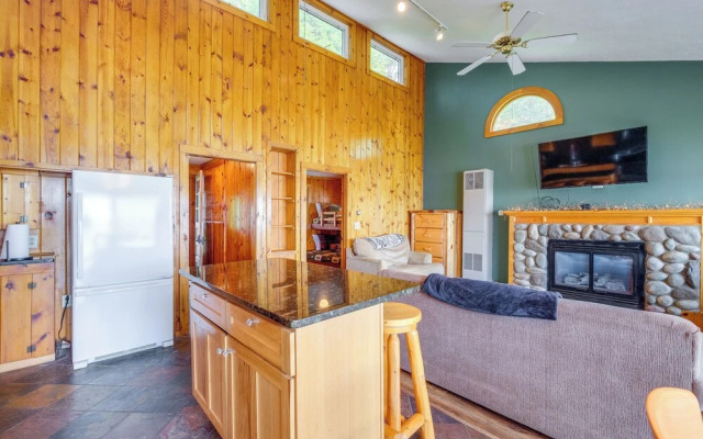 Kalkaska Retreat: Private Hot Tub, Dock, Fireplace