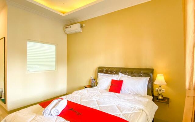RedDoorz Premium near Museum Angkut Batu 3