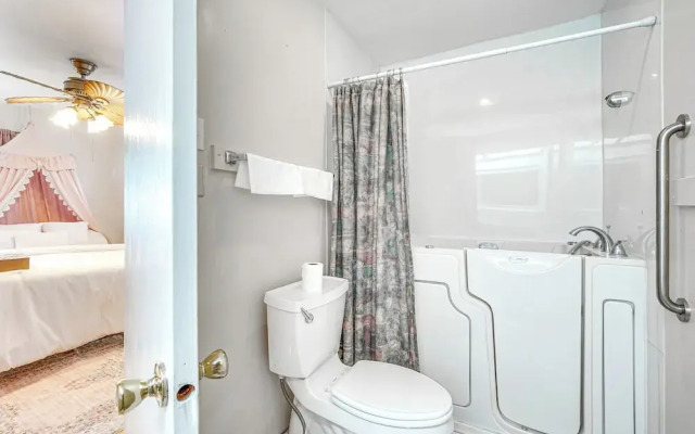 French-inspired Townhome 9 Mi to Saratoga Springs!