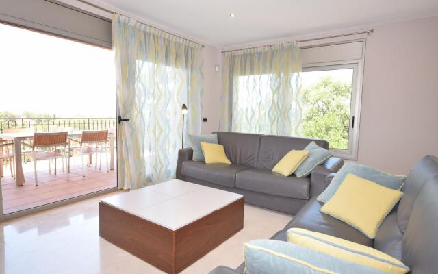 Comfortable apartment in Castell d'Aro with terrace