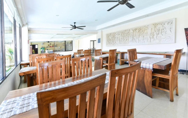 RedDoorz Plus near Mall Bali Galeria 2
