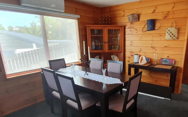 Pohutukawa Lodge by Orewa Beach