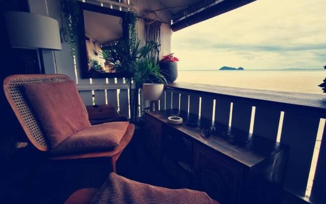 Somewhere Stunning Sea View Beach Front house