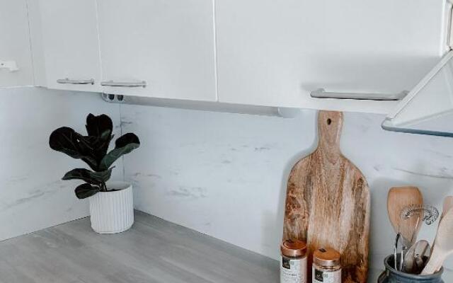 Modern one bedroom Apartment with Sauna near Airport