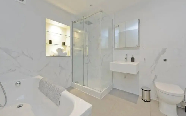 Large 2 Bedroom Kensington Garden Flat