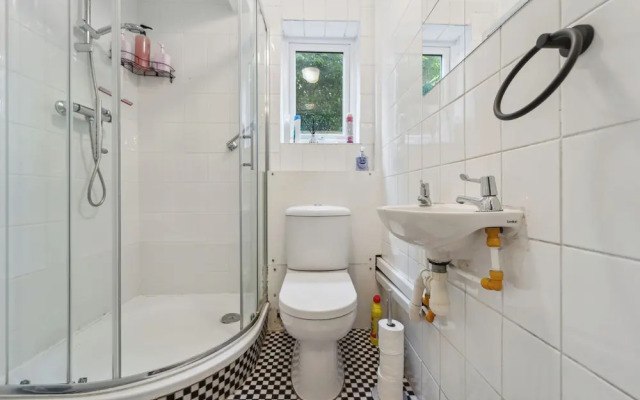 Spacious Home - Sleeps 10 - Free Parking - Pets