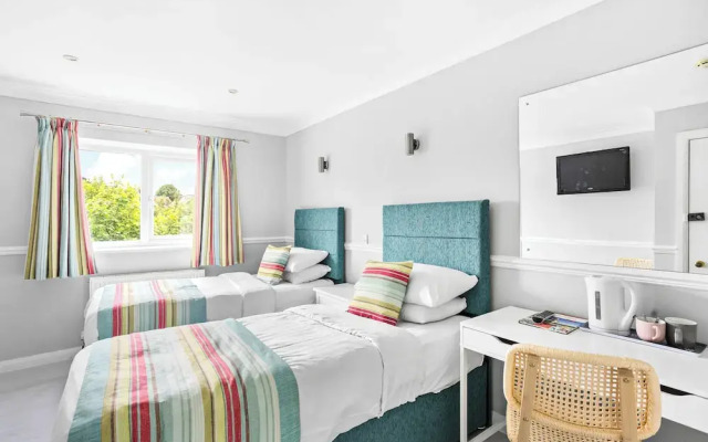 Waters Edge Hotel