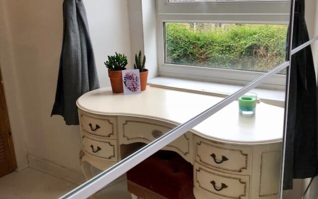 2 Bedroom Flat Near Leith