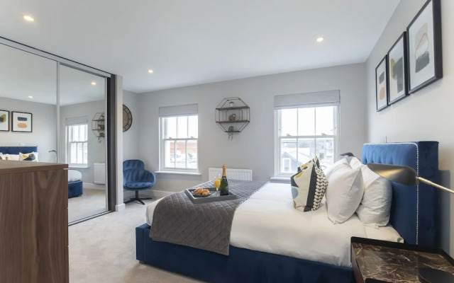 Elliot Oliver - Luxury 3 Bedroom Town Centre Apartment With Parking