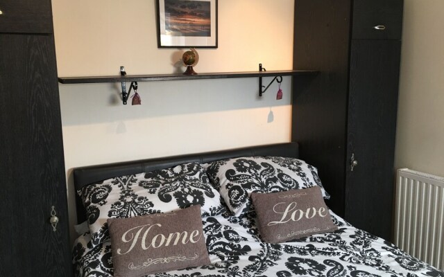 Homely 2- bed Apartment -ground Floor-sleeps 4