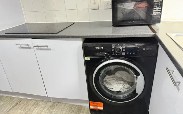 Manchester - House - Sleeps 6 - Parking - Garden