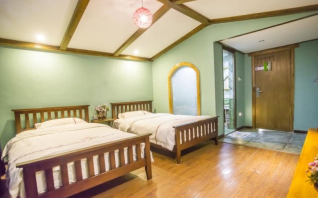 Zhangjiajie April Day Hostel