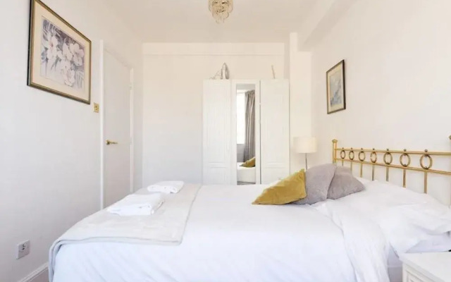 Sloane Avenue Apartment