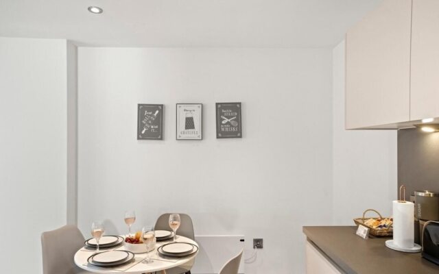 Spectacular Apartment Balcony View in City Centre