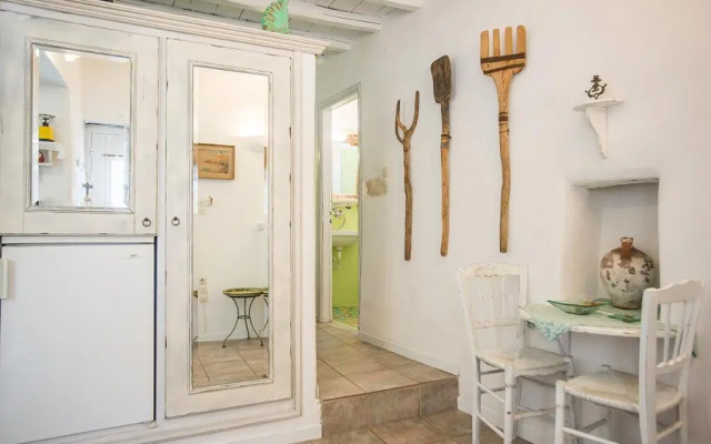 Anthippi - Adults only