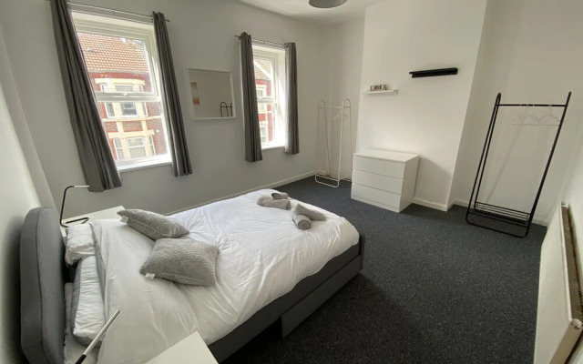 Beautiful Modern 3-bed House in Wallasey Near City