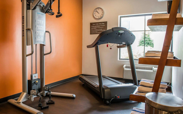 Hometowne Studios & Suites By Red Roof Washington