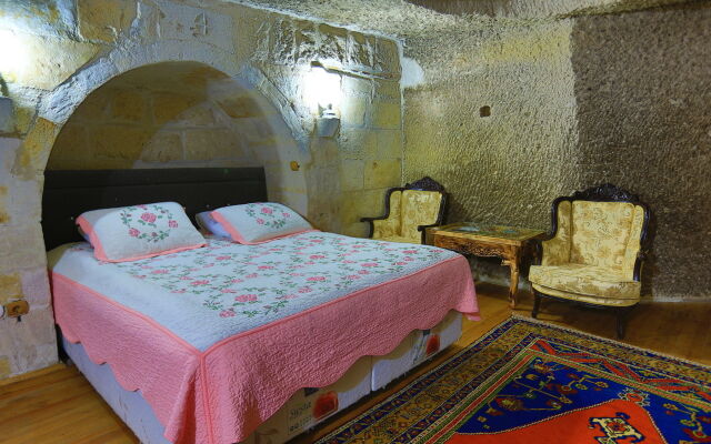 Holiday Cave Hotel