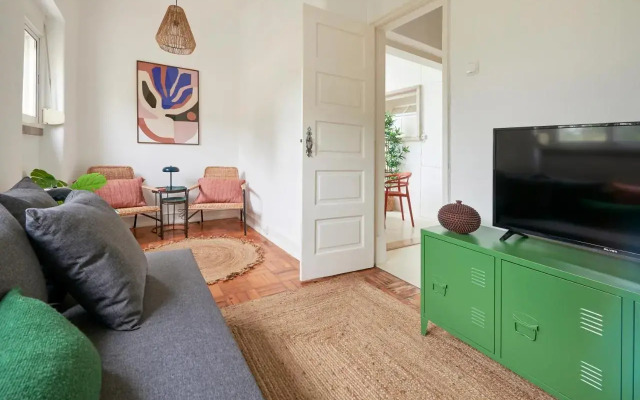 Light-Filled & Renovated Apartment, By TimeCooler