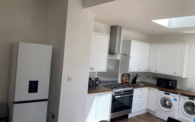 Lovely 4-bed House in Central Wolverhampton