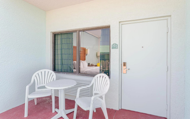 Beachside Hotel & Suites