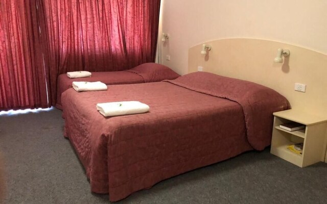 Outback Quarters Motel Hay