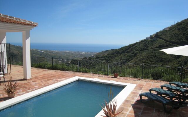 Peaceful Villa in Arenas With Swimming Pool