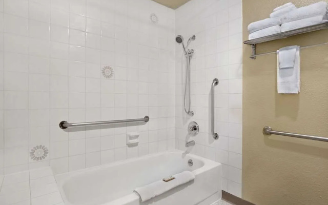 Howard Johnson Inn & Suites Tacoma Near McChord AFB