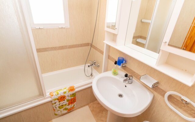 Penthouse with Sea Views & Lovely Garden