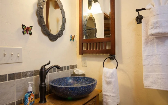 Desert Breeze - Delightful Railyard Adobe, Walk to The Plaza