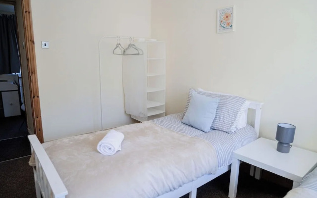 6-bed House - Sleeps 13 - Families & Contractors