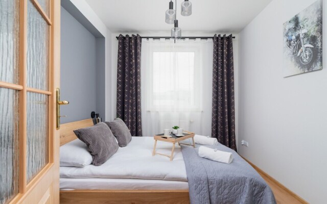 Cozy Apartment Chmieleniec by Renters