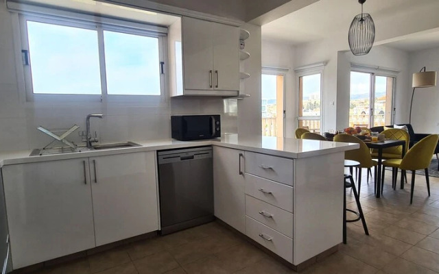 Phaedrus Living: Cityview Luxury Flat Walnut Grove 304