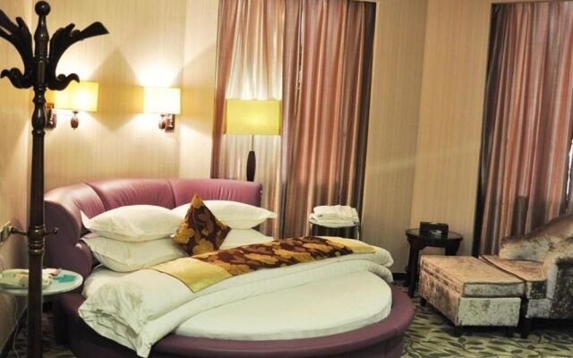 Yinchuan Juli Six Red Hotel