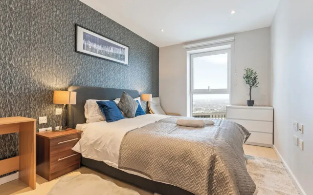 Elegant 2 Bed Apartment Within Many Attractions