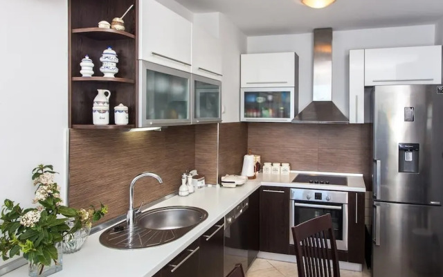 Leo Apartment