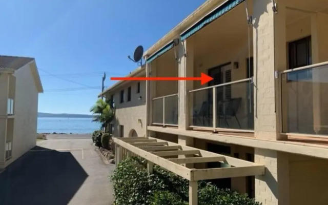 Sunny, 2-bedroom apartment with pool, 200m from Caseys beach