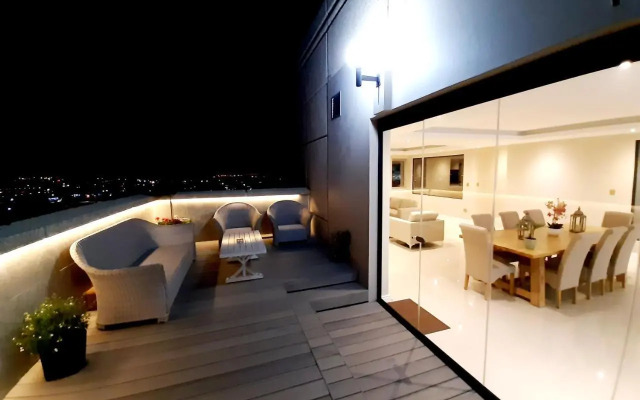 1804 Franklin 3-Bed Penthouse with Rooftop Jacuzzi